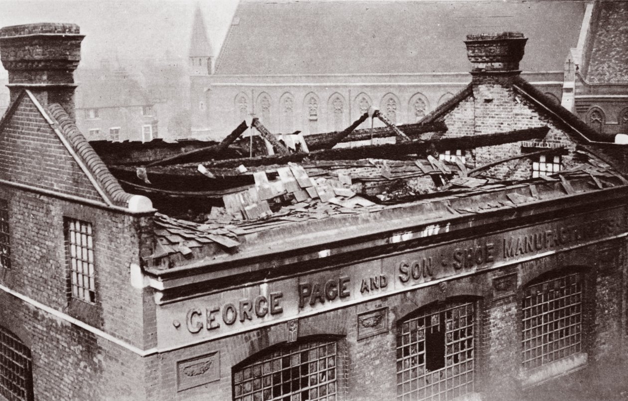 Egy londoni bombatámadás eredménye, 1915 alkotó: English Photographer