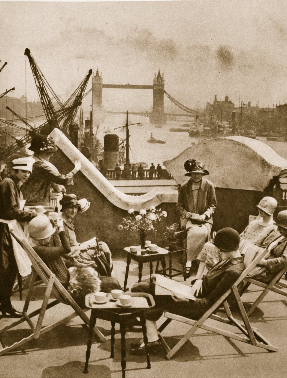 A Langbourne Club városi nők tetőkertje, Fishmonger Hall Street, London 1925 (szépia fotó) alkotó: English Photographer