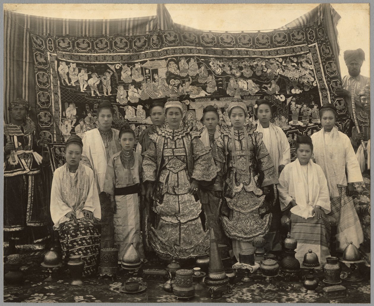 Színházi társulat, Burma, 1910 körül alkotó: English Photographer