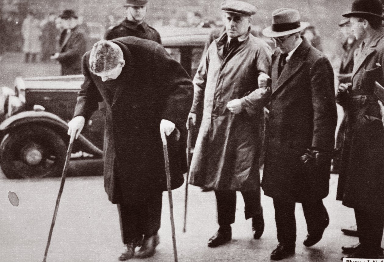 Azok, akik kevésbé tudnak járni, elkerülve a tömeget a Westminster Hall előtt, V. George államában, 1936-ban alkotó: English Photographer