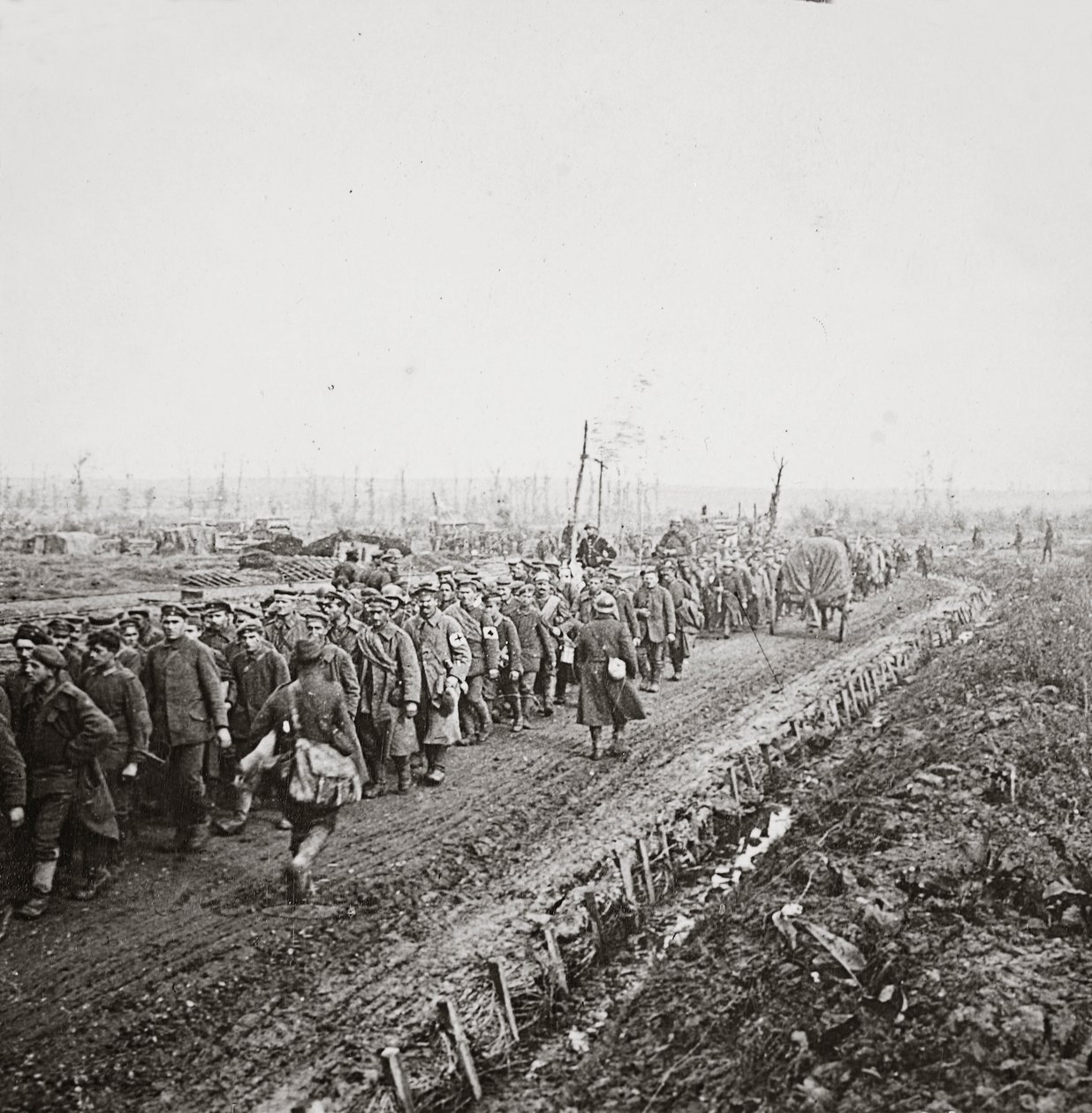 Több ezer német katona esett fogságba a német hadsereg végső támadásában a Sambre-n, 1918 alkotó: English Photographer