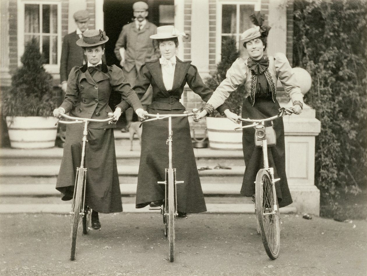 Három nő kerékpáron, 1900-as évek eleje alkotó: English Photographer