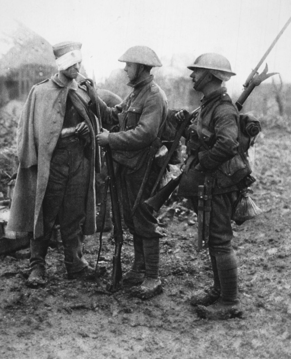 Tommynak nincs rossz közérzete: fényt ad egy sebesült német foglynak, a The Illustrated War Newsból, 1916. július 26. alkotó: English Photographer