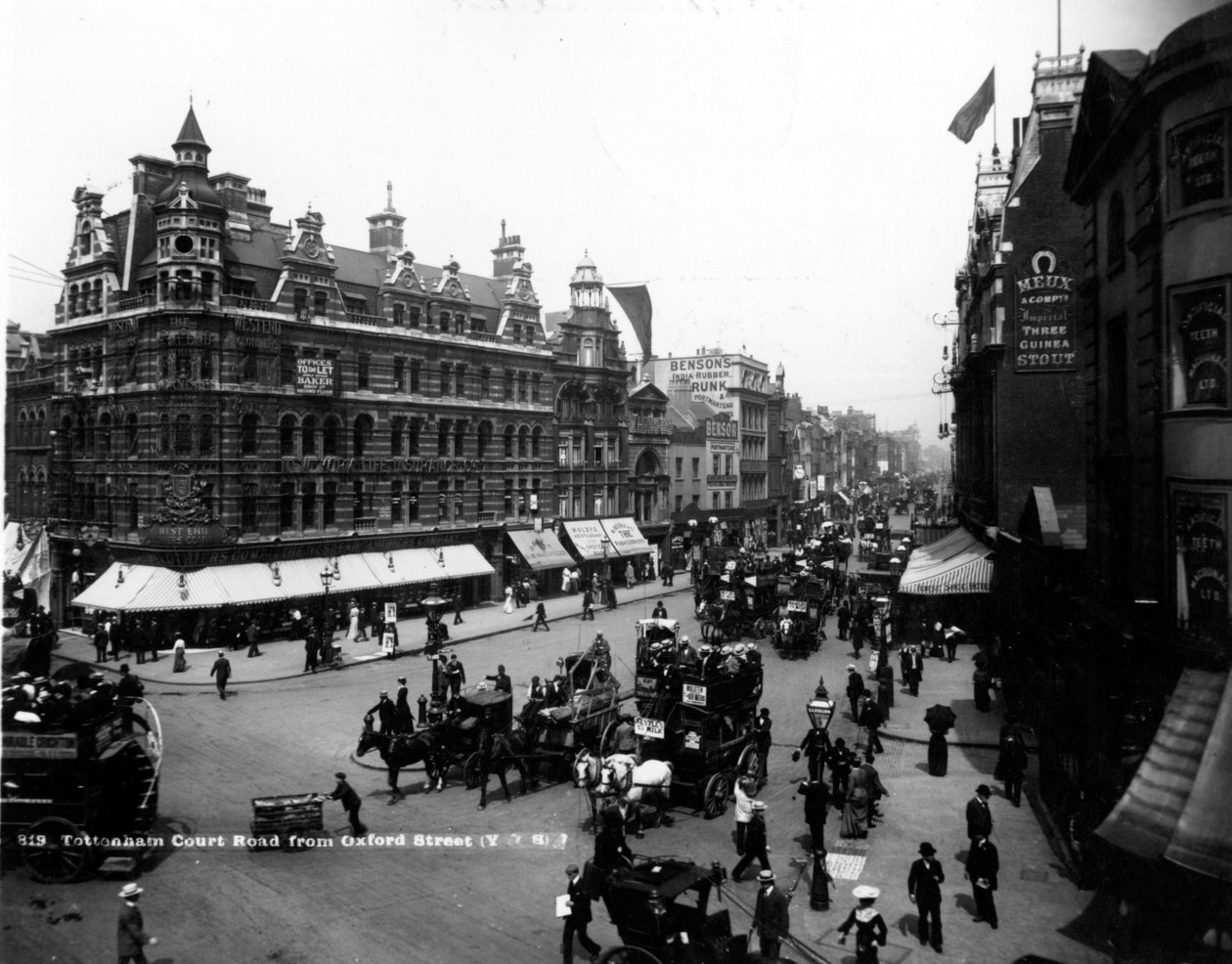 A Tottenham Court Road a londoni Oxford Streetről, 1891 körül alkotó: English Photographer