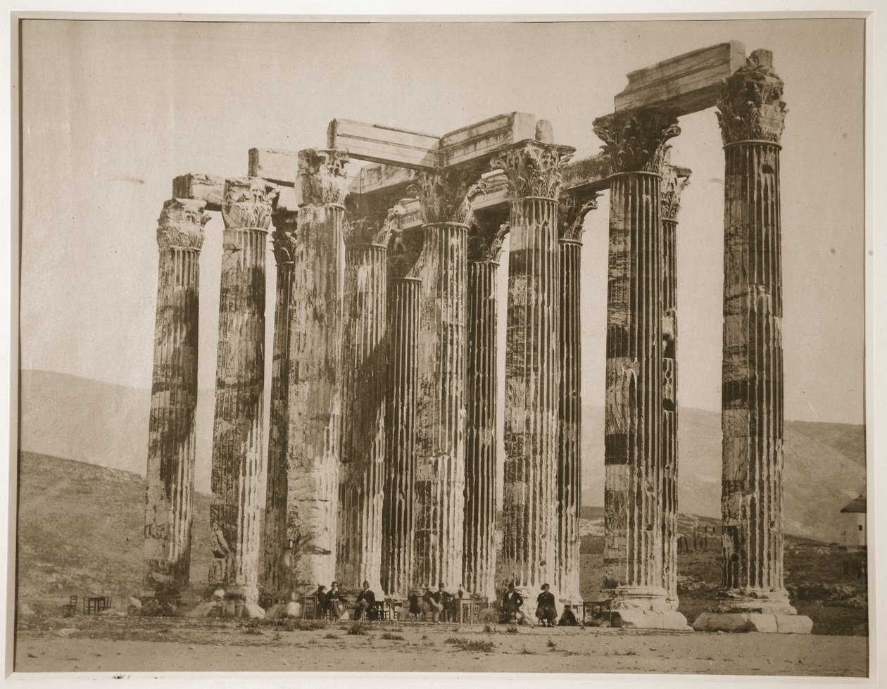 Romok között ülő turisták, Görögország, 1880-as évek (szépia fotó) alkotó: English Photographer