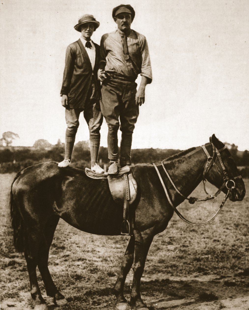 Újonc kiképzése: hadnagy. Mike Rimington, hölgytanuló és lovas alany, illusztráció a The Illustrated War Newsból, 1916. szeptember (szépia fotó) alkotó: English Photographer