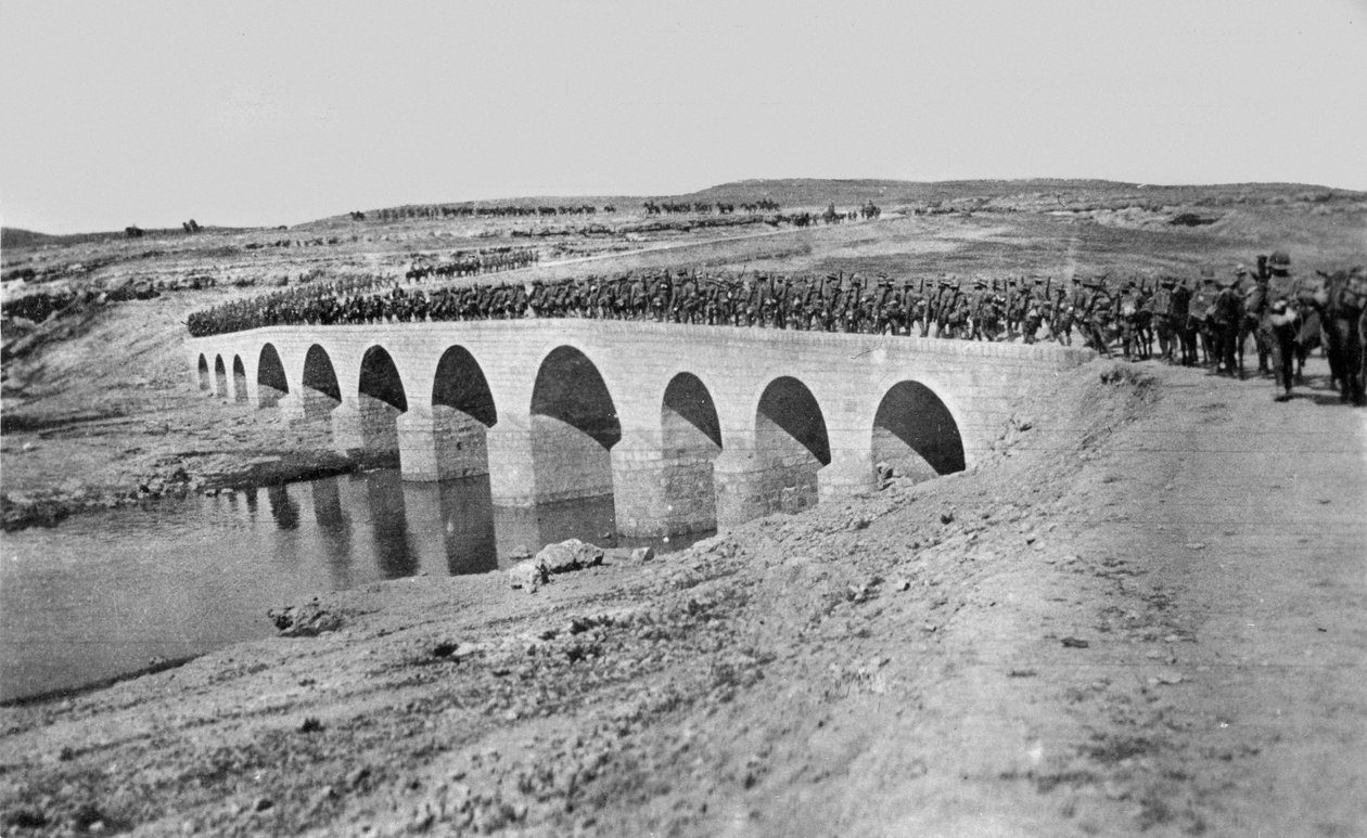 Csapatok átkelő hídon, 1917 alkotó: English Photographer