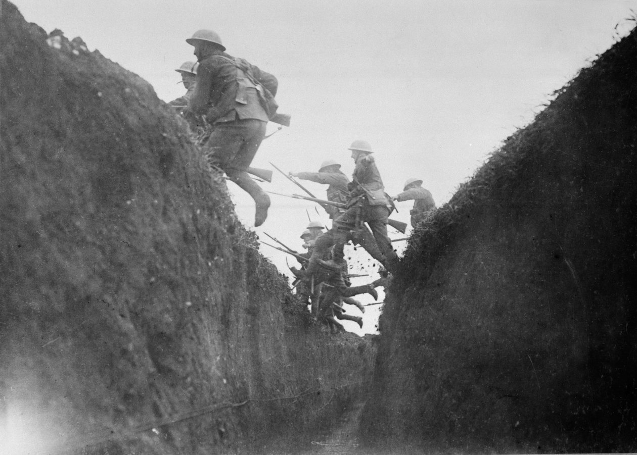 Csapatok kiképzésben, lövészárok átugrása, 1916-17 alkotó: English Photographer
