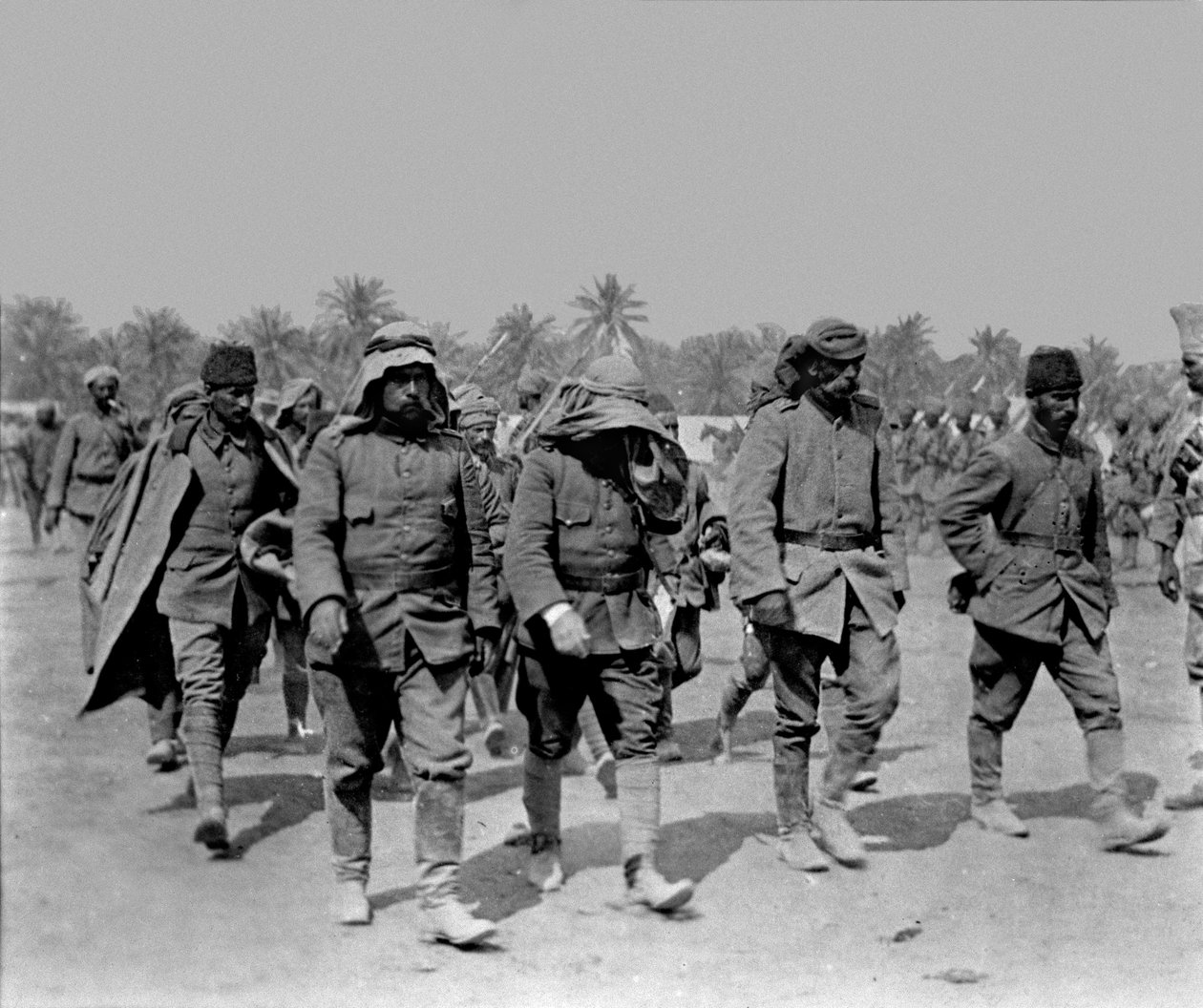Török hadifoglyok, elfogták Shaibában, 1915. április 13-án alkotó: English Photographer