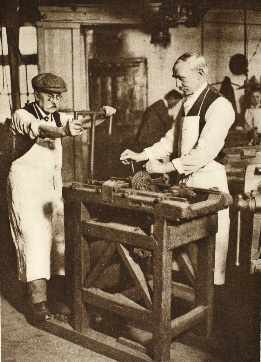Két idős lakatos kulcshordókat vág, Csodálatos Londonból, 1926-27 (fotómélység) alkotó: English Photographer