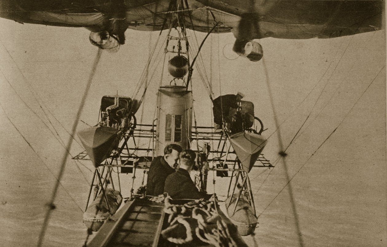 Két személy (spotter) egy haditengerészeti léghajó alatt felfüggesztett gondolában, 1914-1919 alkotó: English Photographer