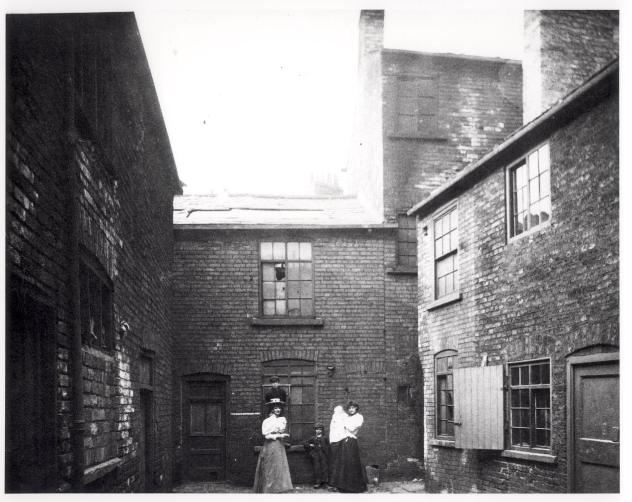 Két nő pózol a gyerekeikkel, Eagle and Child Yard, Hunslet, Leeds, 1896. május 13. alkotó: English Photographer