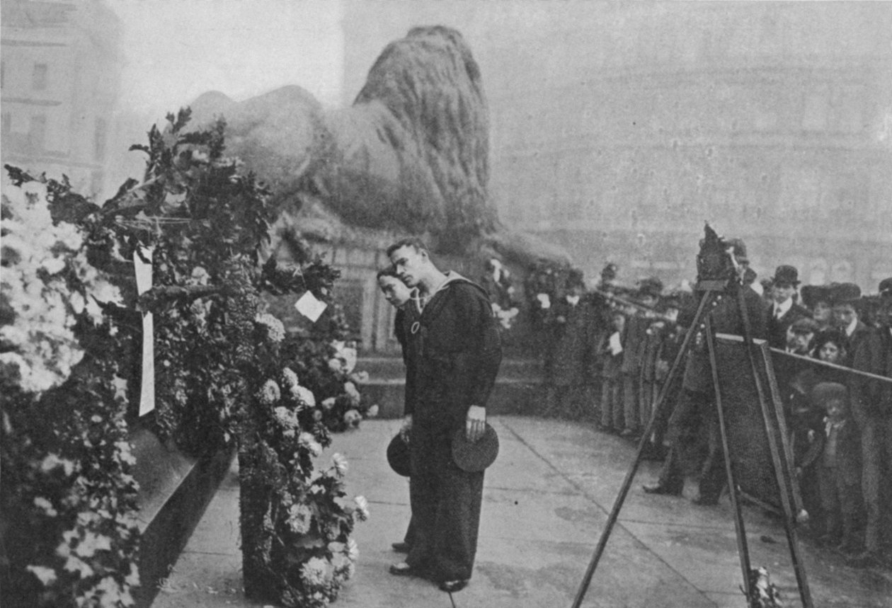 Under Nelsons Shadow: Bluejackets Inspecting Worths at the Foot of the Admirals Statue, megjelent a The Graphic 1906. október 27-én alkotó: English Photographer