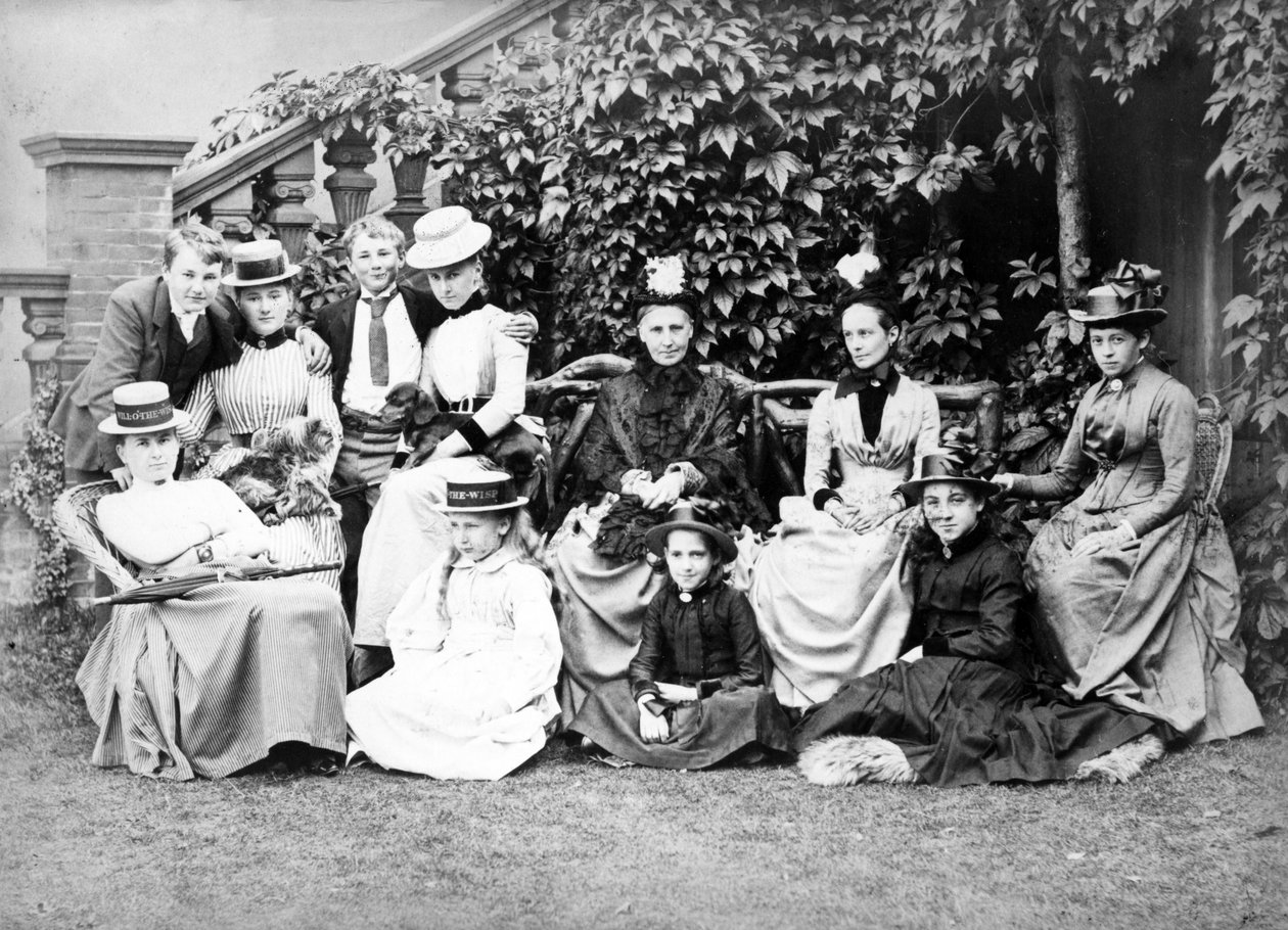 Viktoriánus csoportportré, 1890 körül alkotó: English Photographer