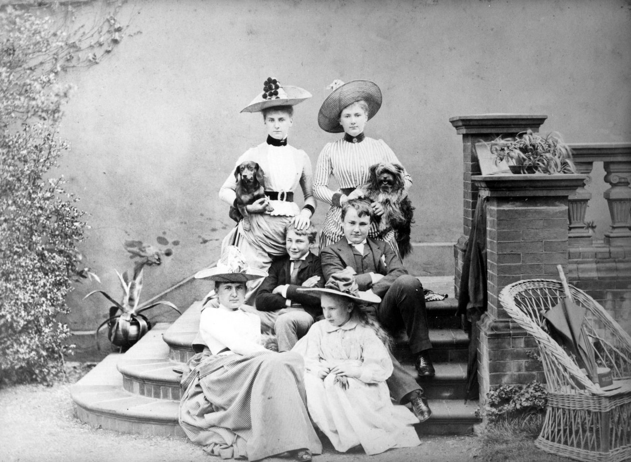 Viktoriánus csoportportré, 1890 körül alkotó: English Photographer