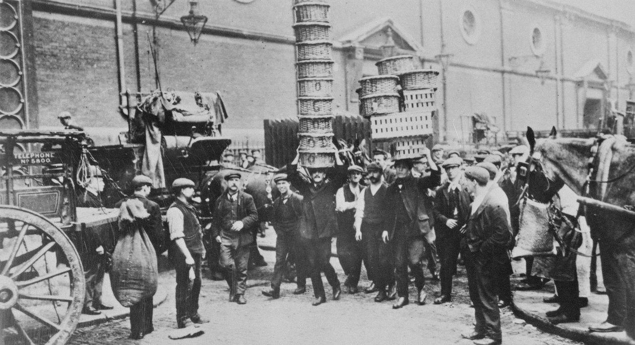 Szakértő kosárszállítók és piaci férfiak egy csoportja, 1900 alkotó: English Photographer