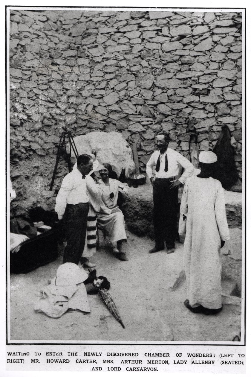Belépés az újonnan felfedezett Csodák Kamrájába (balról jobbra) Howard Carter (1874-1939) Mrs Arthur Merton, Lady Allenby (ül) és Lord Carnarvon (1866-1923) a The Illustrated London News-tól, 16. alkotó: English Photographer