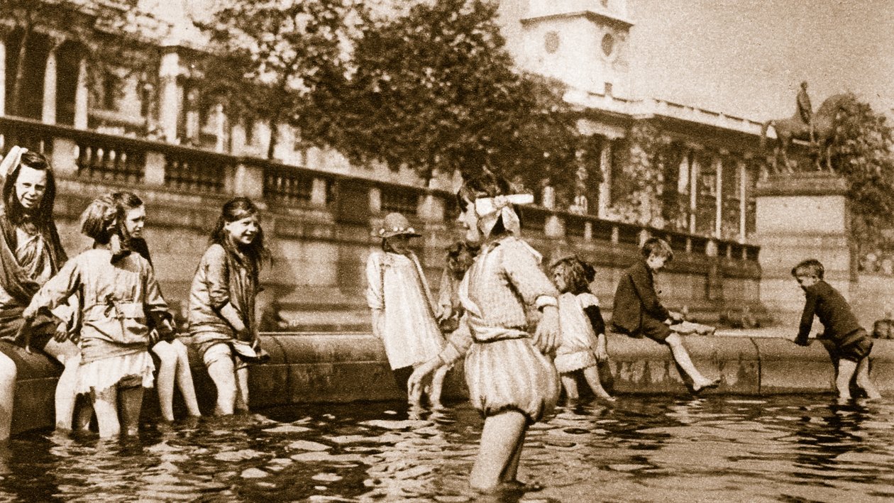 A West End-i gyerekek egy szökőkútban hűtik magukat a Trafalgar Square-en hőhullám idején (szépia fotó) alkotó: English Photographer