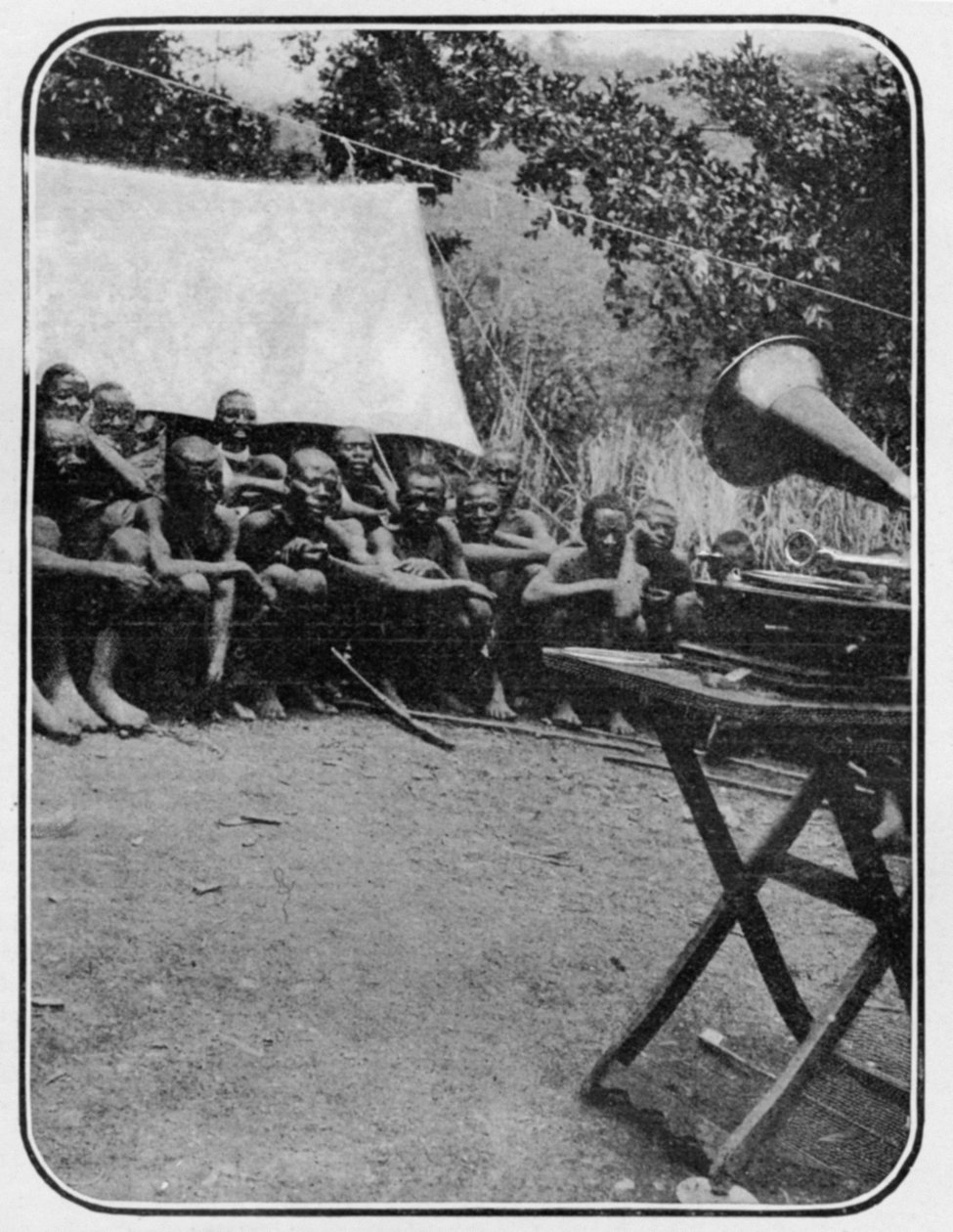 White Mans Magic: The Gramophone Astonishes the Wakonja Natives, a The Graphic 1906. október 27-én megjelent cikkéből A Hold hegyeihez alkotó: English Photographer