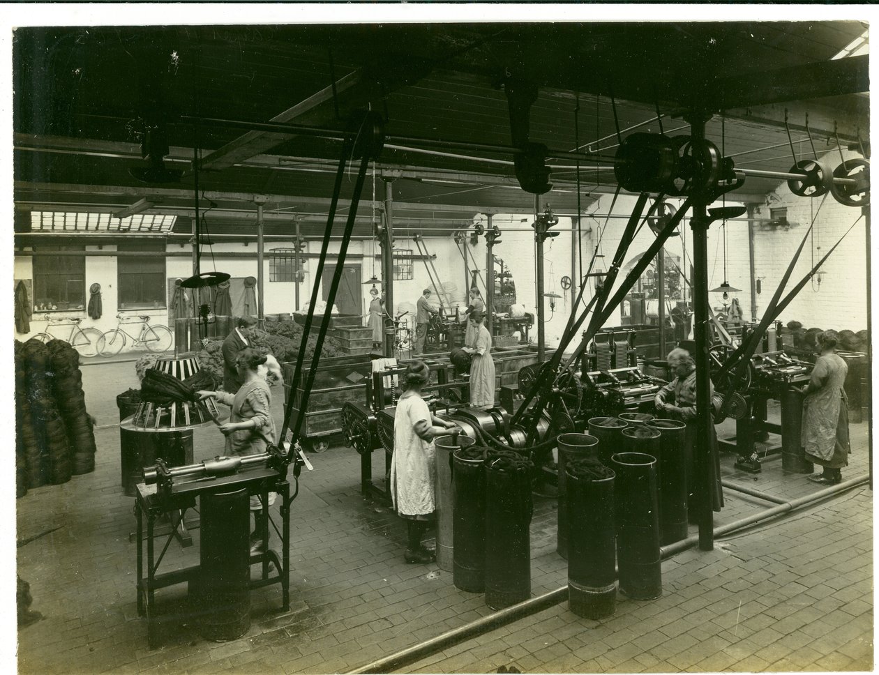 Tekercs- és hűtő (harisnya) üzem, 1923 alkotó: English Photographer