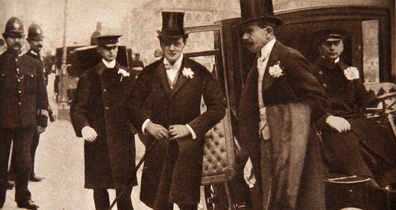 Winston Churchill megérkezik a Westminster állambeli St Margarets ajtajához esküvője napján, 1908 alkotó: English Photographer