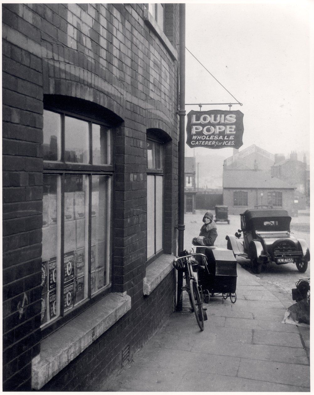 Nő gyermekkocsival a Louis Popes épülete előtt, Lady Lane, Leeds, 1931 alkotó: English Photographer