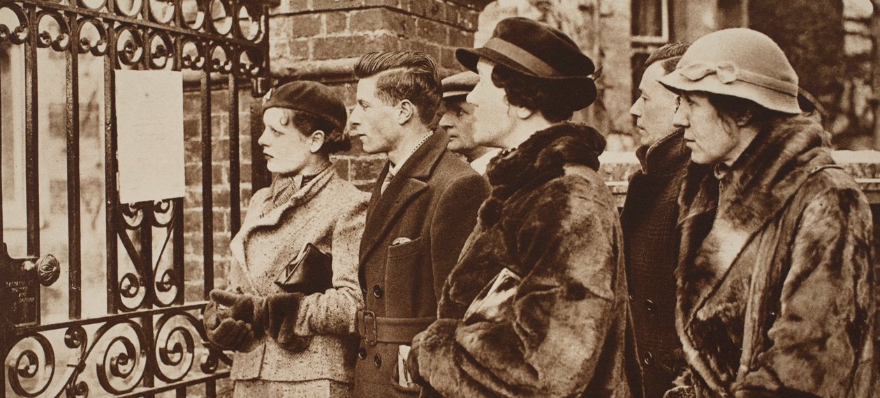 A nők aggódva olvassák Georges király utolsó betegségének közleményeit, 1935 alkotó: English Photographer