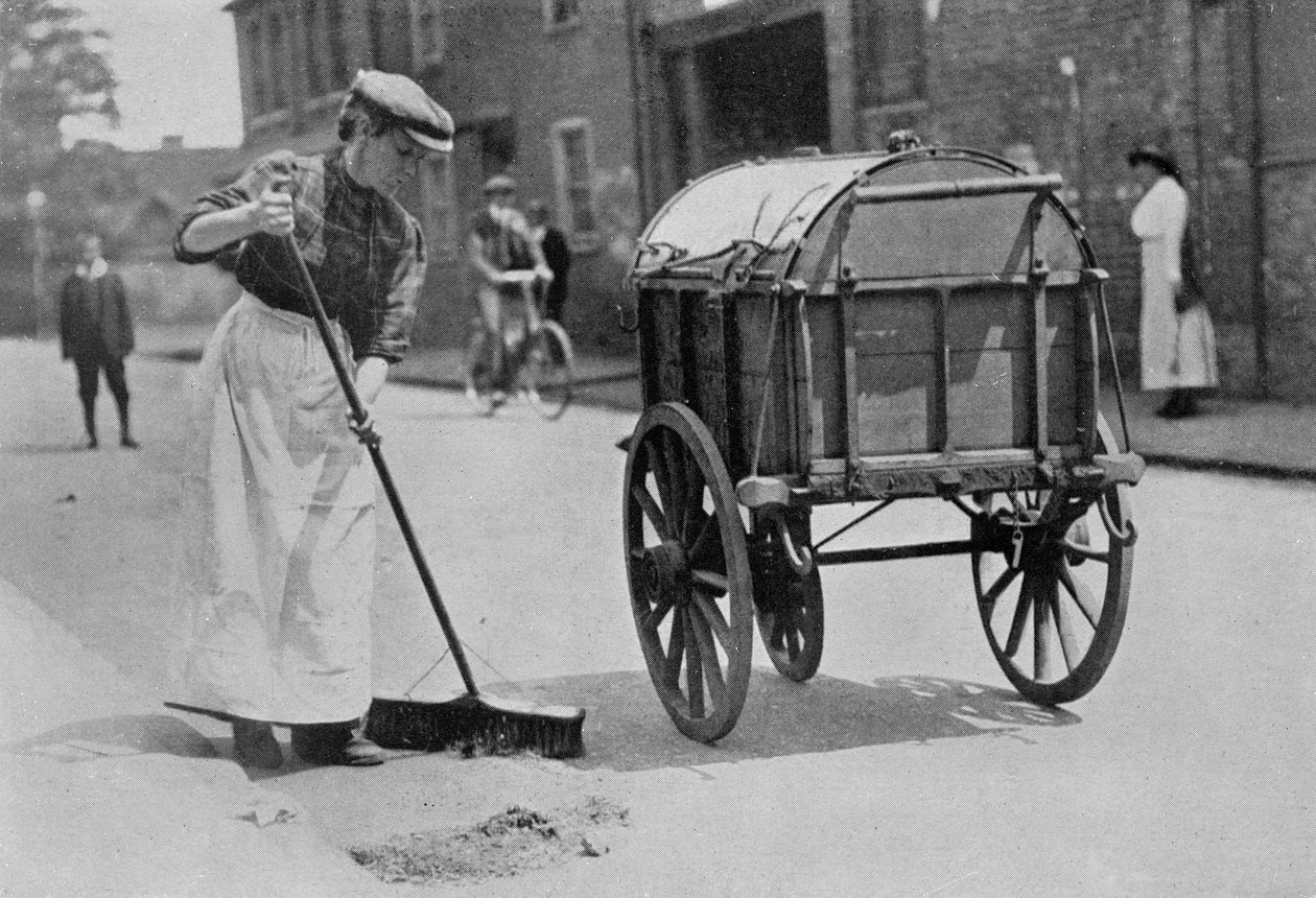 Női úttisztítók, hadügyminisztériumi fényképek, 1916 alkotó: English Photographer