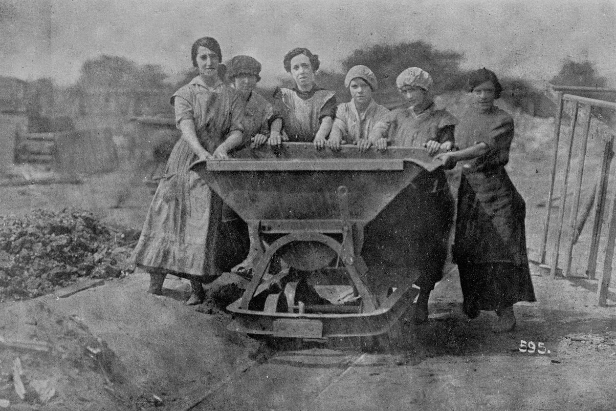 Szemétszállítást végző nők. Hadihivatali fotózás, 1916 alkotó: English Photographer