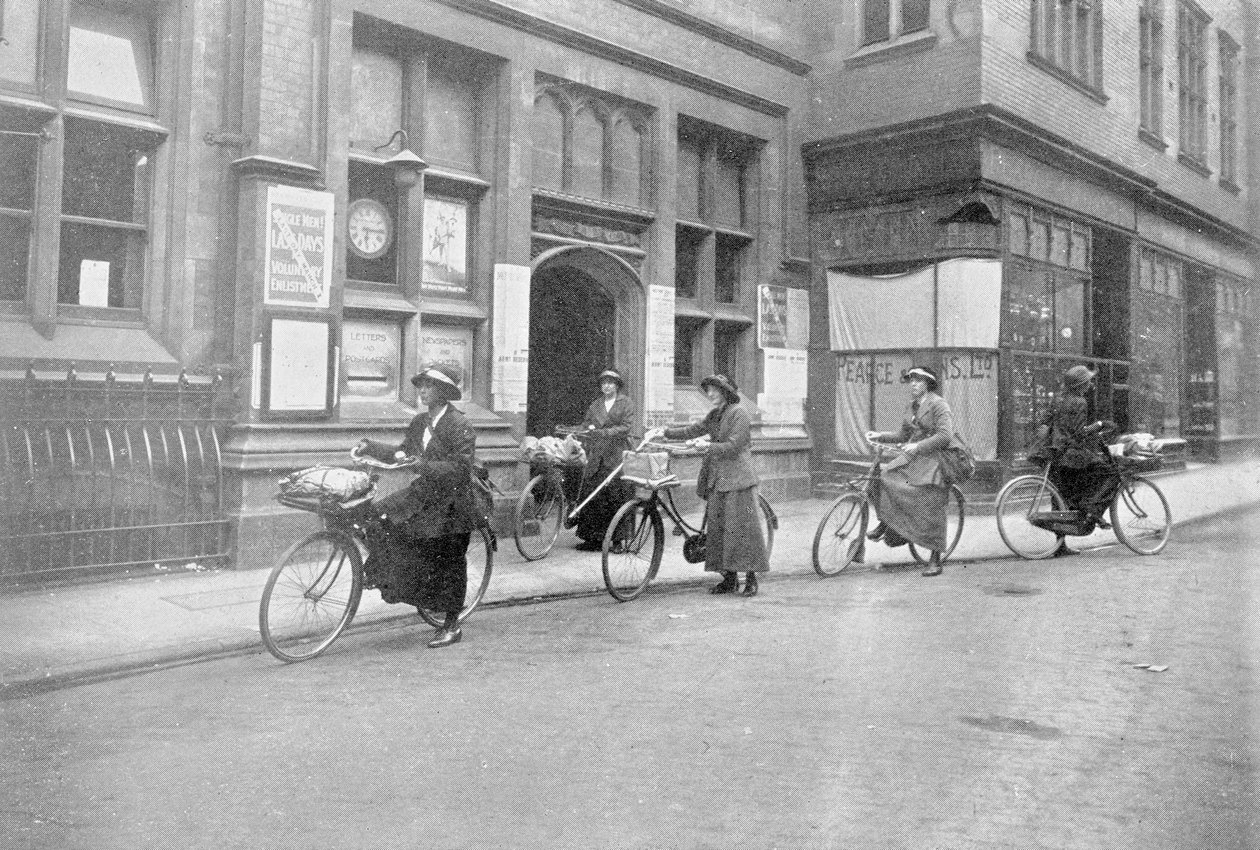 Postásként dolgozó nők, hadügyminisztériumi fényképek, 1916 alkotó: English Photographer