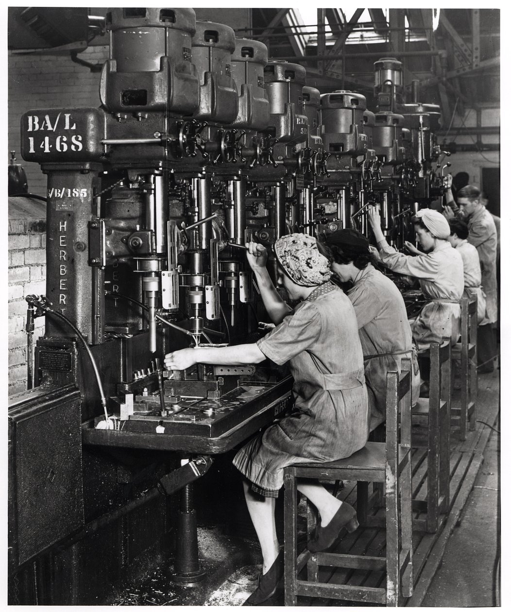 Nők dolgoznak, fúrnak és dörzsároznak repülőgépszárnyak szerelvényeit a Blackburn Aircraft számára, Olympia Works, Leeds, 1939-45 alkotó: English Photographer