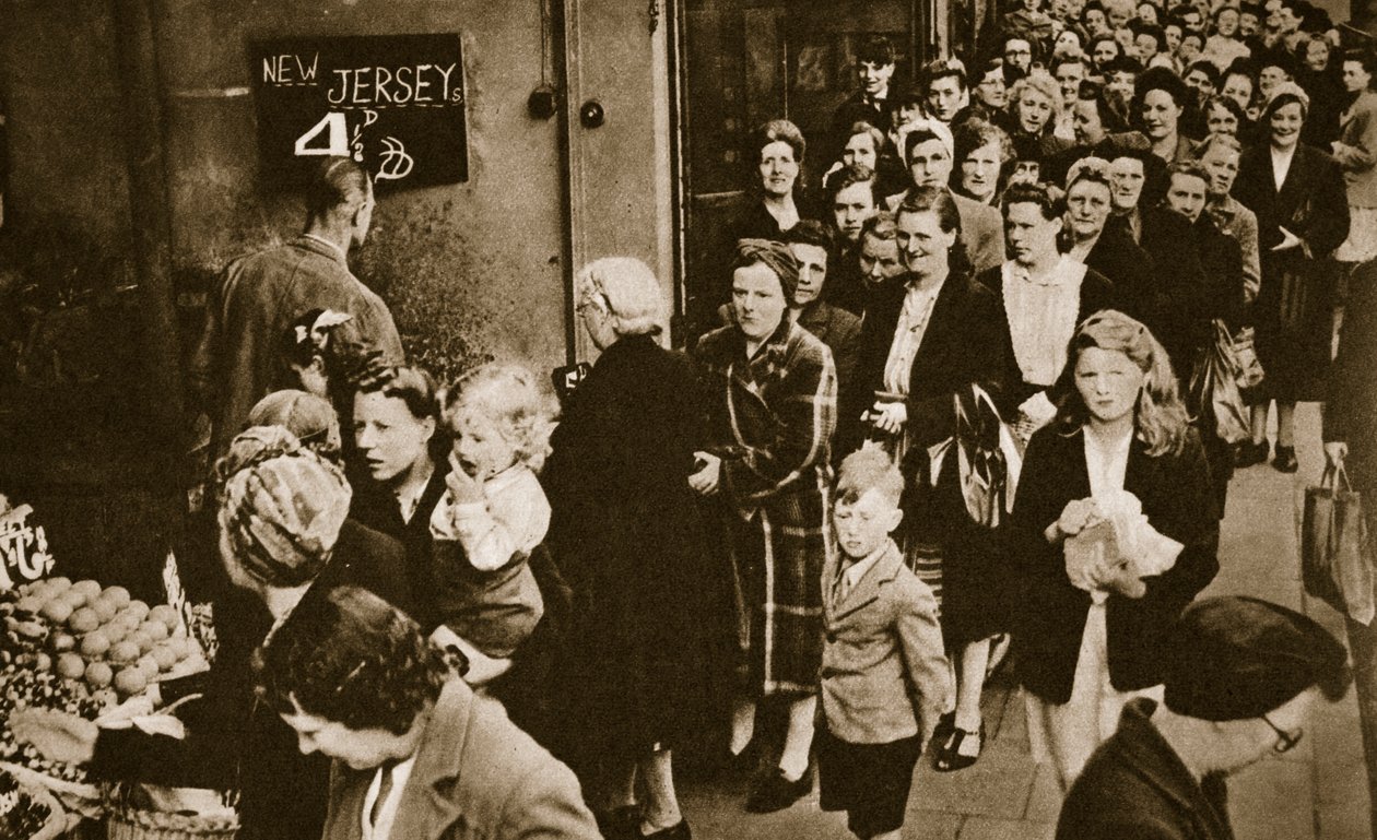 A nők sorban állnak egy gyümölcs- és zöldségesnél Londonban, 1947 júniusában alkotó: English Photographer