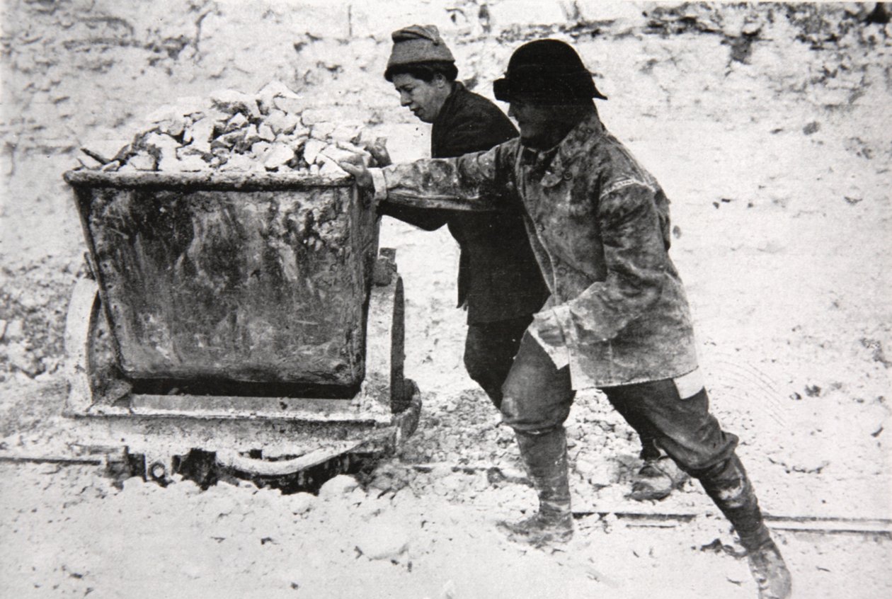 Női háborús munkások egy South Downs megyében, illusztráció a The Illustrated War Newsból, 1917. február 28. alkotó: English Photographer