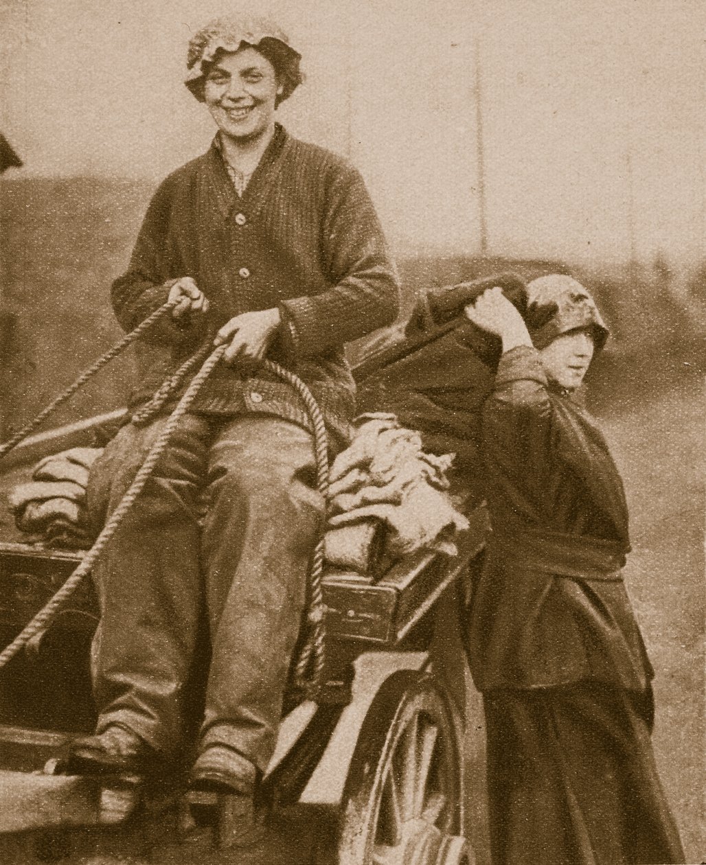 Női munkaerő szekeret vezetve, 1914-1919 alkotó: English Photographer