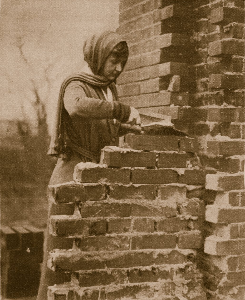 Téglafalat rakó női munkaerő, 1914-1919 alkotó: English Photographer