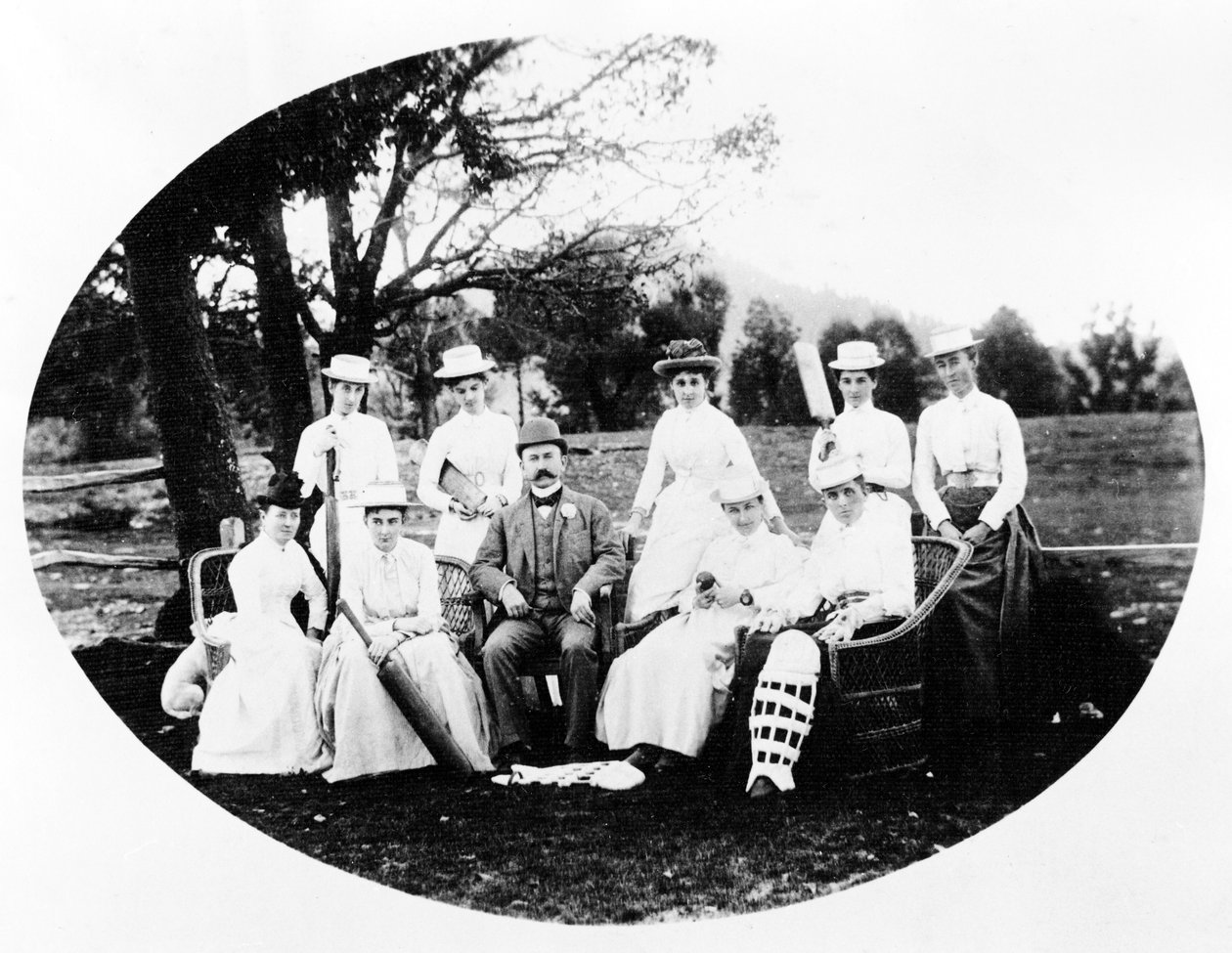 Női krikettcsapat, 1870-90-es évek alkotó: English Photographer