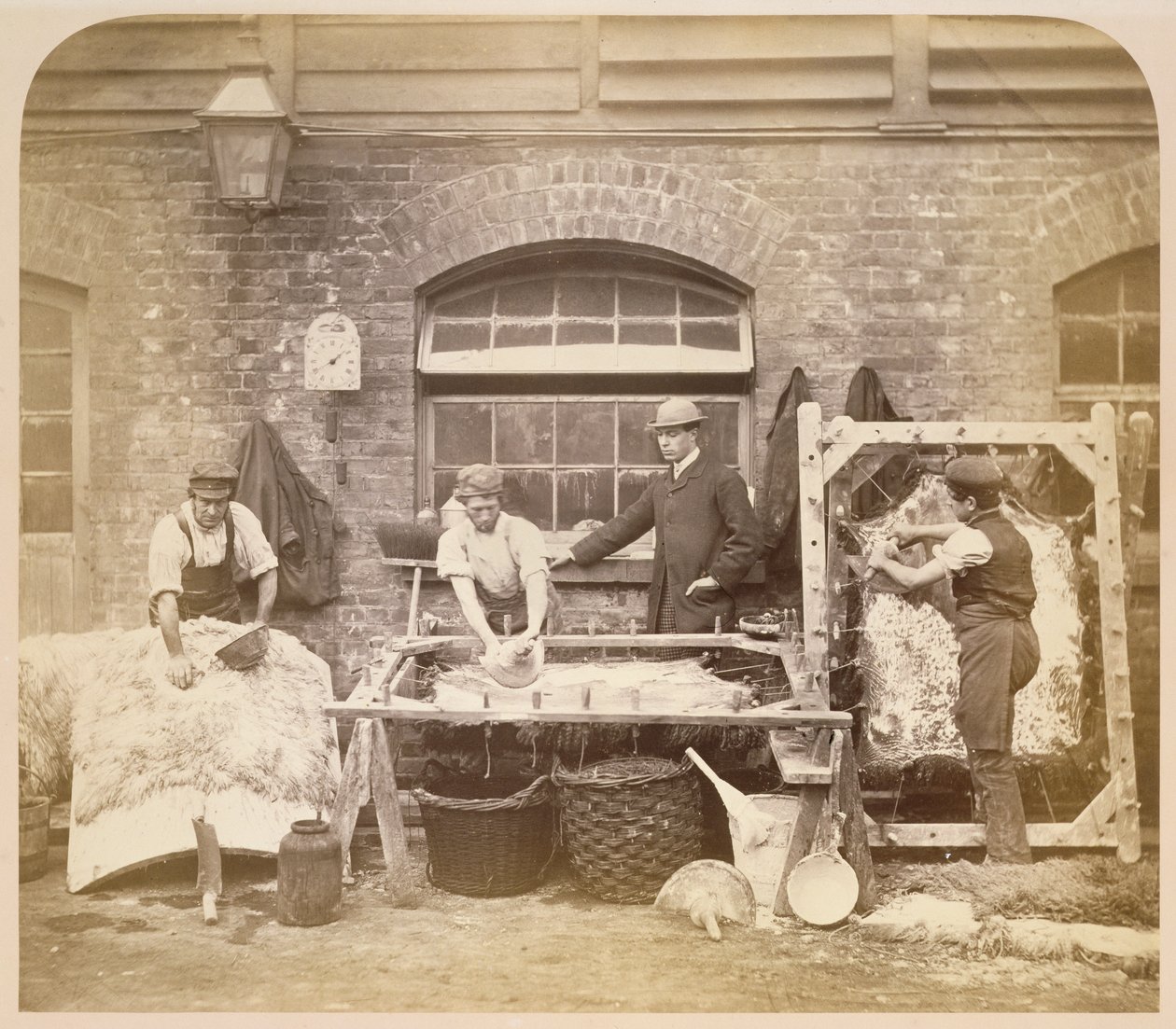 Báránybőr szőnyeget készítő munkások, 1861-62 körül (szépia fotó) (lásd még: 221845) alkotó: English Photographer