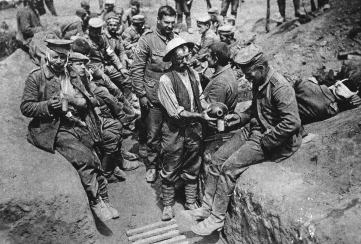 Sebesült német foglyok: vizet osztó katona, a The Illustrated War Newsból, 1916. augusztus 18. alkotó: English Photographer