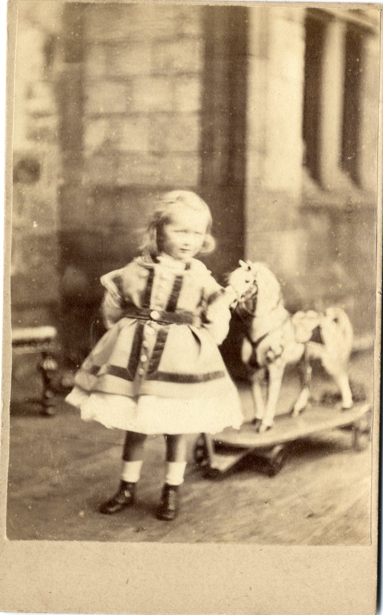 Fiatal lány húzható játéklovával, 1860-as évek (albumnyomat) alkotó: English Photographer