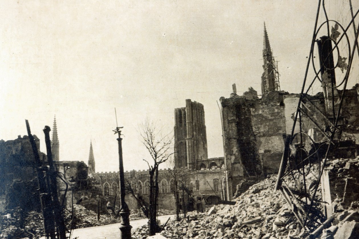 Ypres a Rue de Ville-ről, 1915. június alkotó: English Photographer