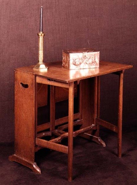 Arts and Crafts asztal, koporsó és gyertyatartó, 19. század vége alkotó: English School