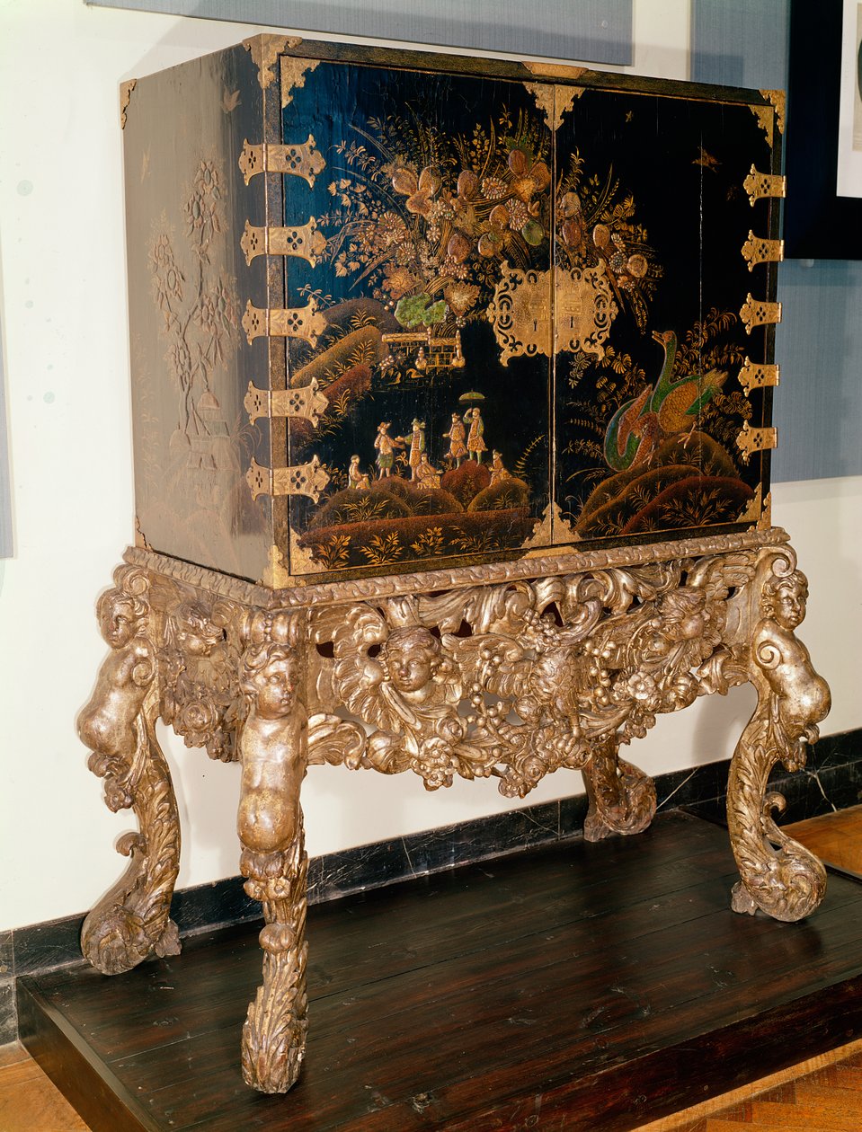 Fekete-arany lakkszekrény faragott és ezüstözött állványon, II. Károly-korszak, 1649-85 (lakk) alkotó: English School