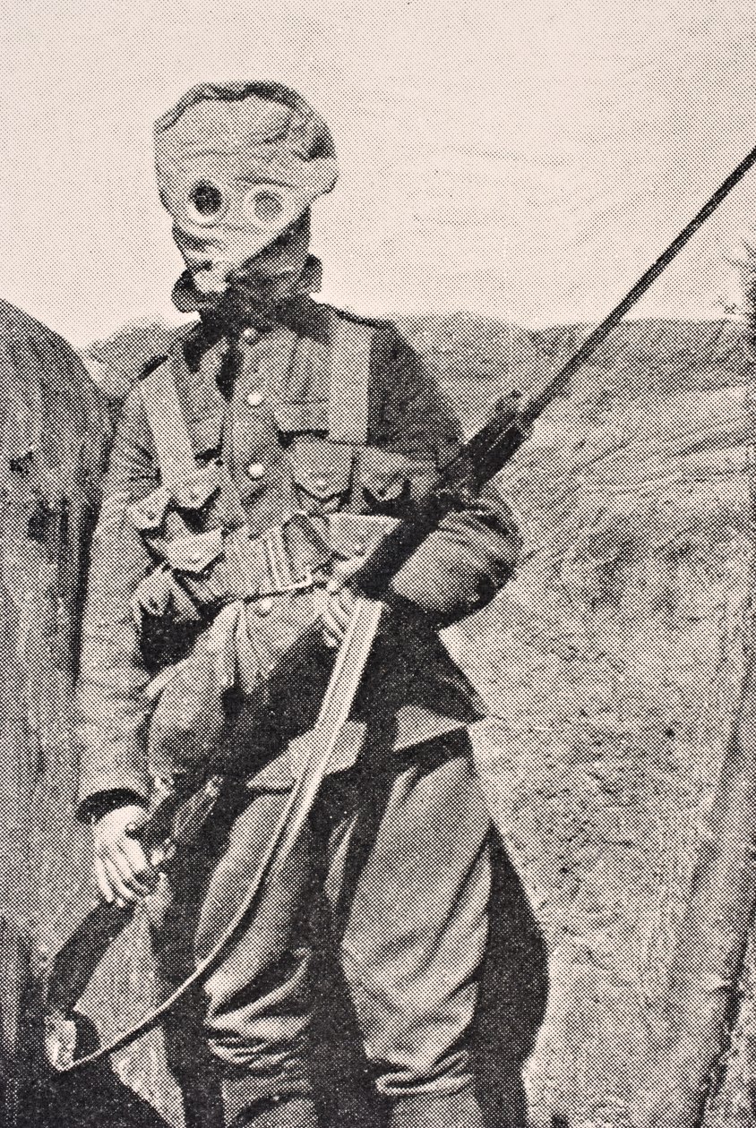 Gázálarcot viselő kanadai katona 1915-ben a „The War Illustrated Album de Luxe”-ból, 1916-ban Londonban alkotó: English School