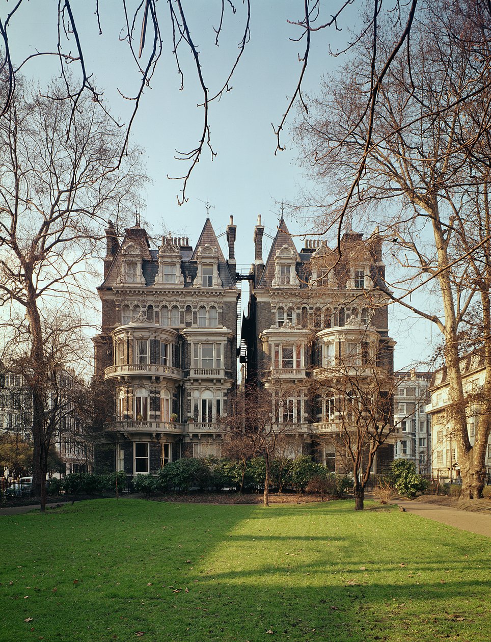 Cornwall Gardens, SW7, 1850-ben épült alkotó: English School