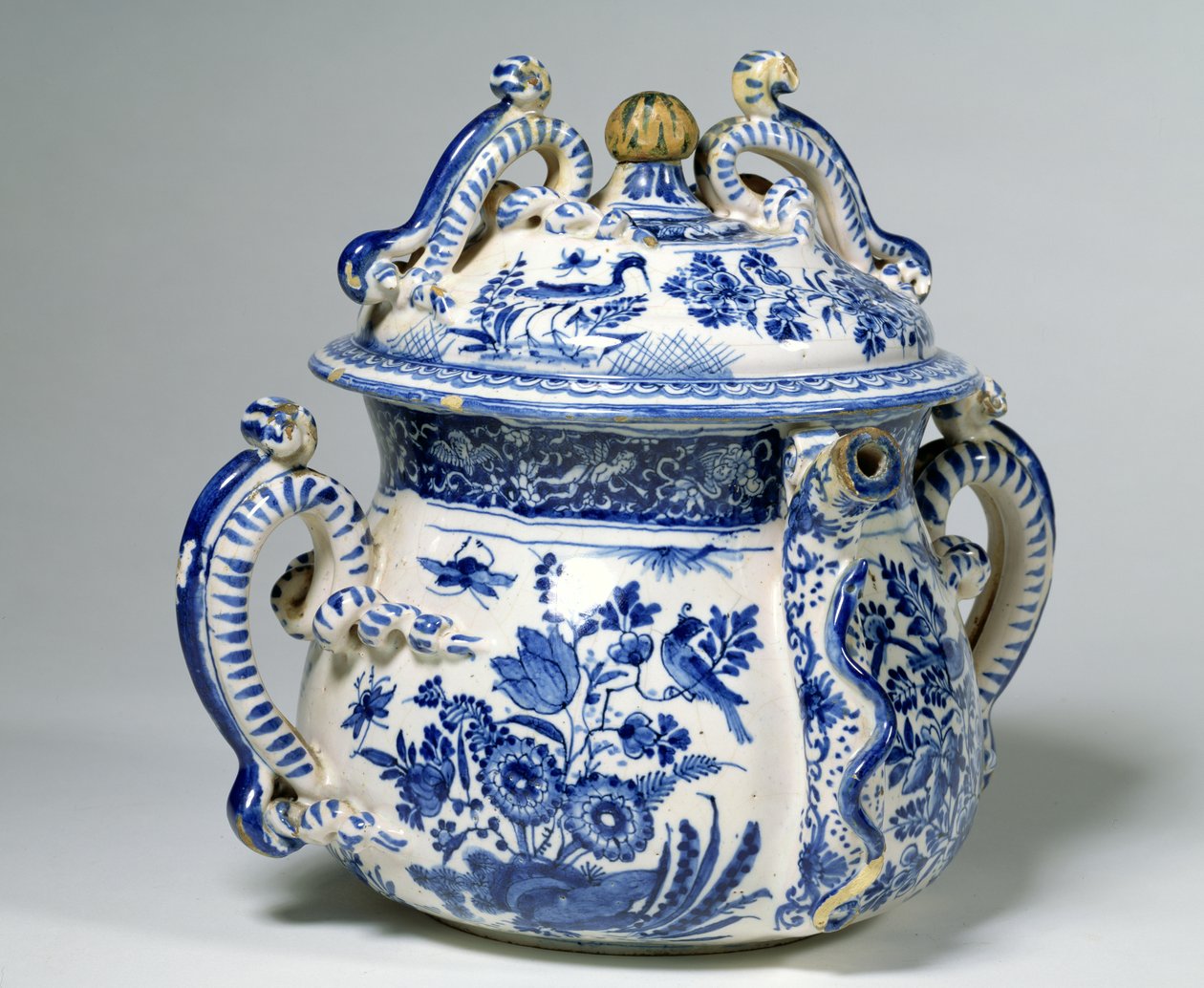Delftware posset edény és borító (kerámia) alkotó: English School