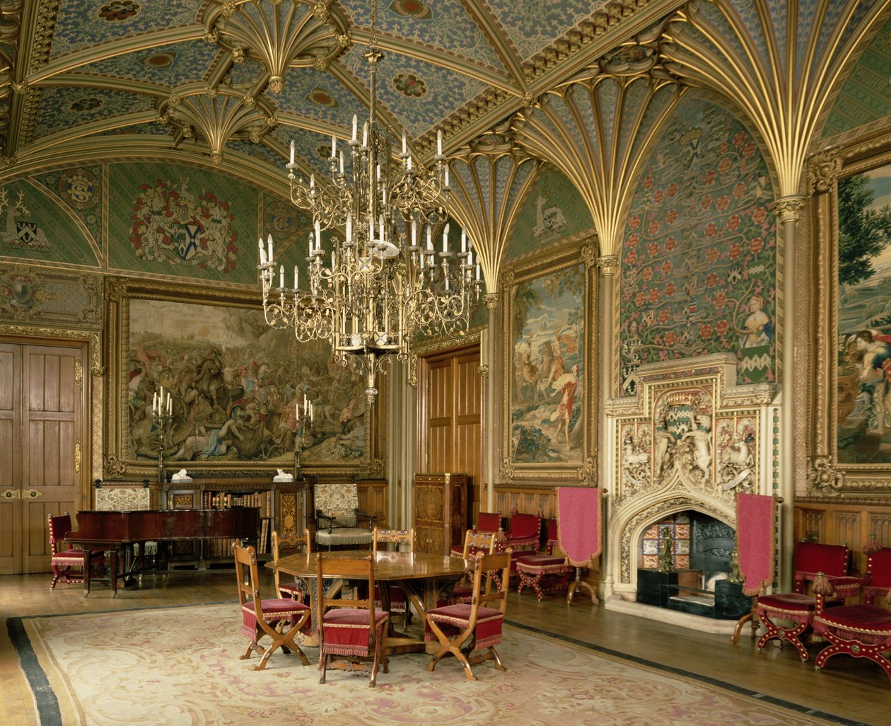 Eastnor Castle, Herefordshire: a szalon, Pugin által tervezett bútorokkal, 1840 körül alkotó: English School