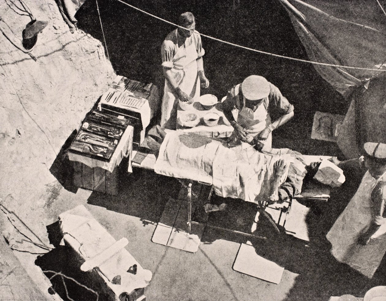 Terepi műtét a Gallipoli-félszigeten, Törökország, 1915, a „The War Illustrated Album deLuxe” című kiadványból, 1916-ban Londonban alkotó: English School