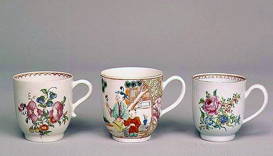 Liverpool kávéscsésze, 1750-80 körül; Lowestoft porcelán kávéscsésze, 1778; Worcester porcelán kávéscsésze, 1750-70 körül alkotó: English School