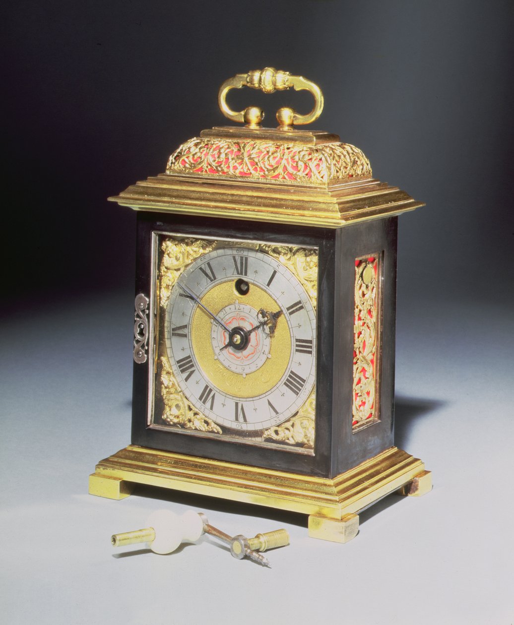 Miniatűr konzolos óra kékes acél és aranyozott fém tokkal, Thomas Tompion (1639-1713), 1710 körül alkotó: English School