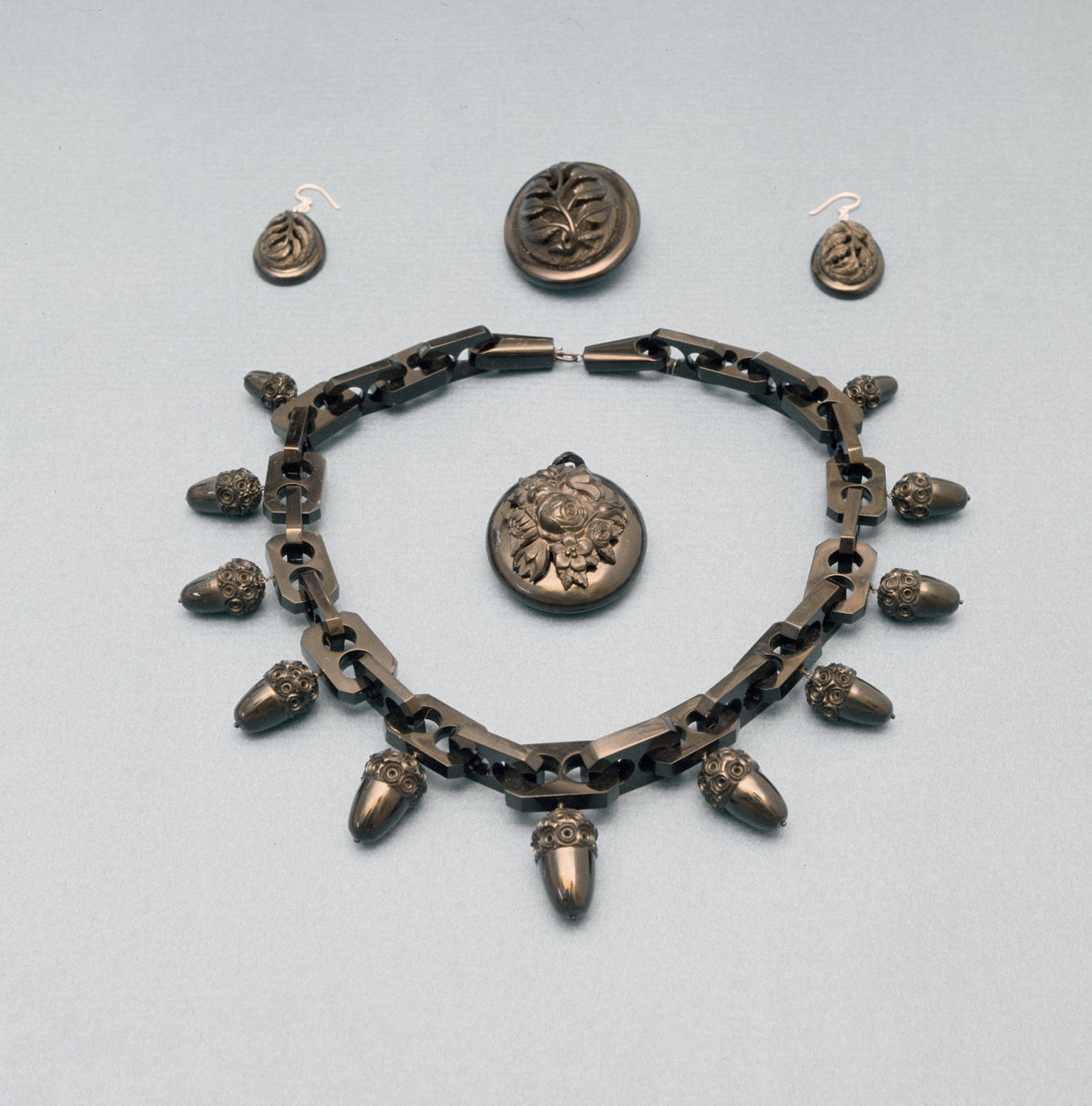 Nyaklánc, fülbevaló, bross és medál, 1870 körül (Whitby jet) alkotó: English School